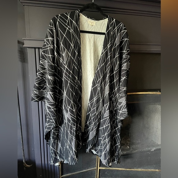 World Market Monochrome Kimono with pockets! - Picture 1 of 4